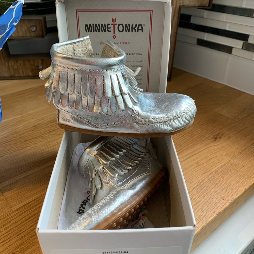 Minnetonka Moccasin infant Size 6